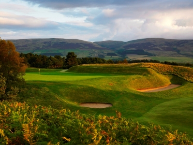 Large green et vue sur le parcours King's de Gleneagles