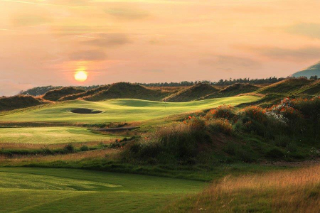 Trou en monté sur le parcours de golf de Dumbarnie Links en Ecosse proche de St Andrews