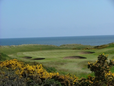Large green, bunkers et mer sur le parcours du Royal Aberdeen