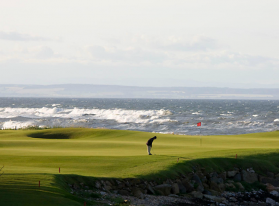 Golfeur sur le green sur le parcours de Kingsbarns