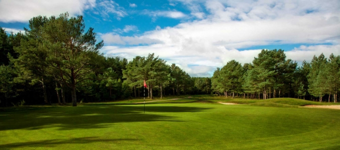 Large green et drapeau sur le parcours Hawkshill au club de Newmachar