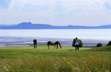 Golfeurs et mer sur le parcours de Gullane n°2
