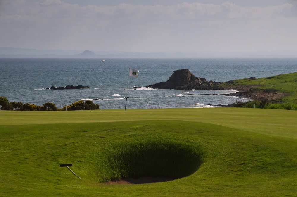 Un bunker et le green du golf de Crail Craighead.