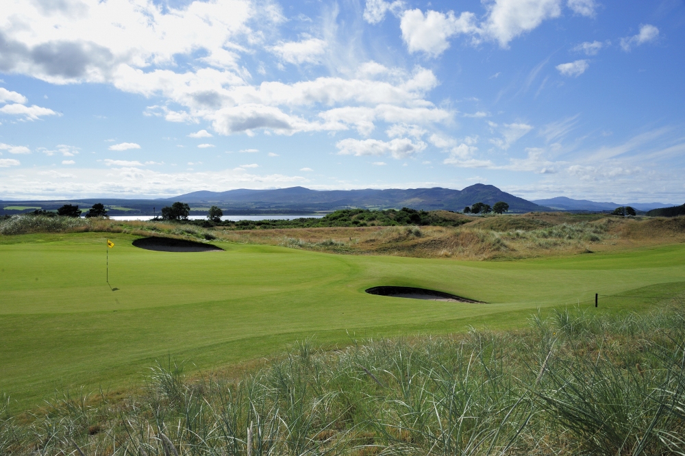 Large green et montagnes sur le parours de Skibo Castle