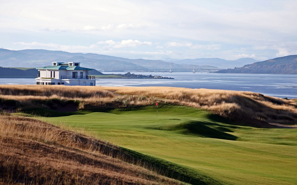 Vue clubhouse, green et mer sur le parcours de Castle Stuart Vue clubhouse, green et mer sur le parcours de Castle Stuart