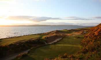 Départ, green et mer sur le parcours de Castle Stuart