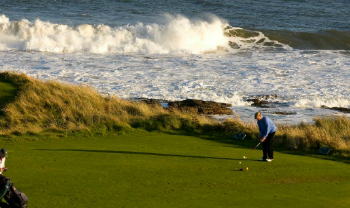 Golfeurs au départ sur le parcours du Royal Dornoch