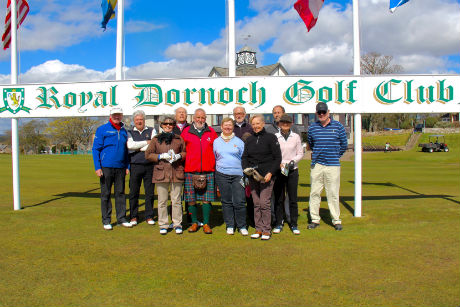 golfers devant le royal dornoch golf club